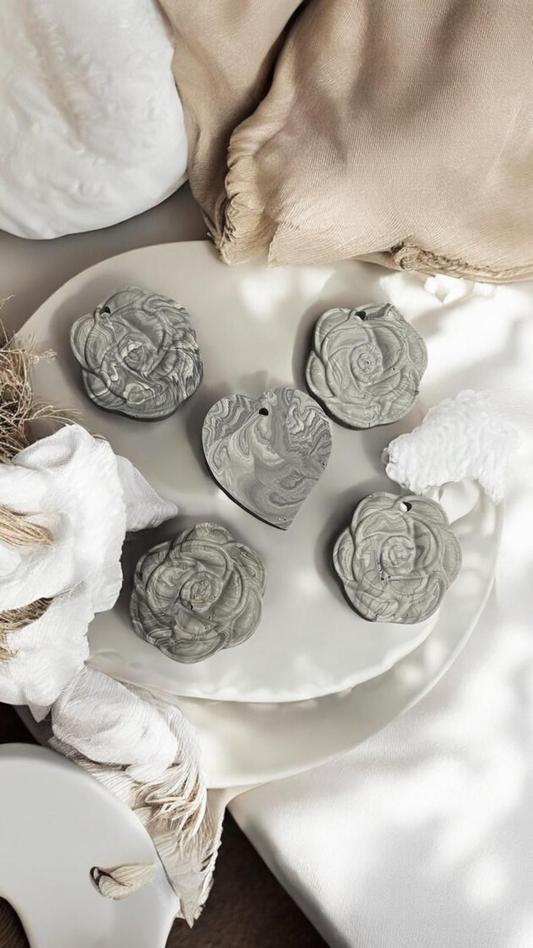 Suspension à Parfumer – Gris Marbré ⚪ artisanale en Jesmonite, à associer avec nos fondants parfumés Epoxy Kawaii. Offre 3 pour 10 € - Fait main en France.