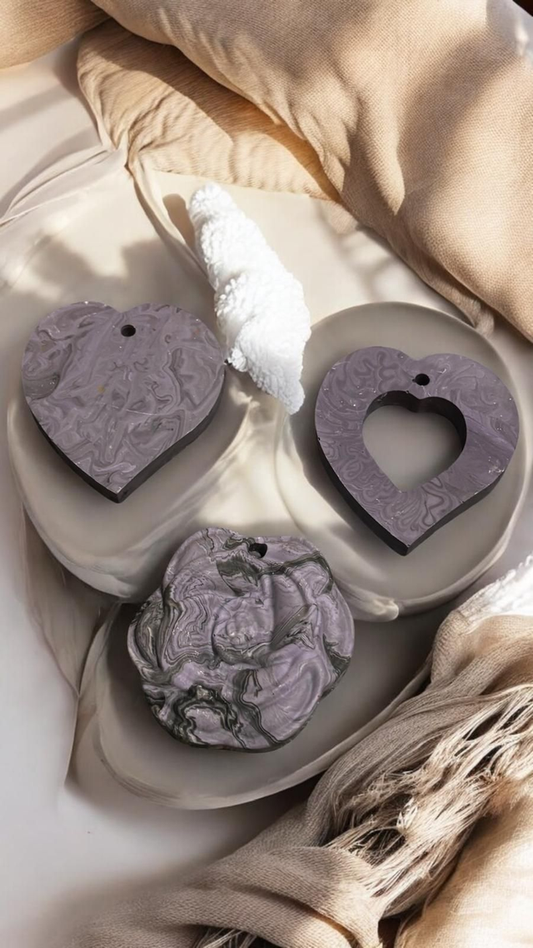 Suspension à Parfumer – Marbré Noir &amp; Violet 🖤💜 artisanale en Jesmonite, à associer avec nos fondants parfumés Epoxy Kawaii. Offre 3 pour 10 € - Fait main en France.