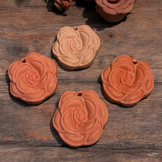 Suspension à Parfumer – Rose 🌸 artisanale en Jesmonite, à associer avec nos fondants parfumés Epoxy Kawaii. Offre 3 pour 10 € - Fait main en France.