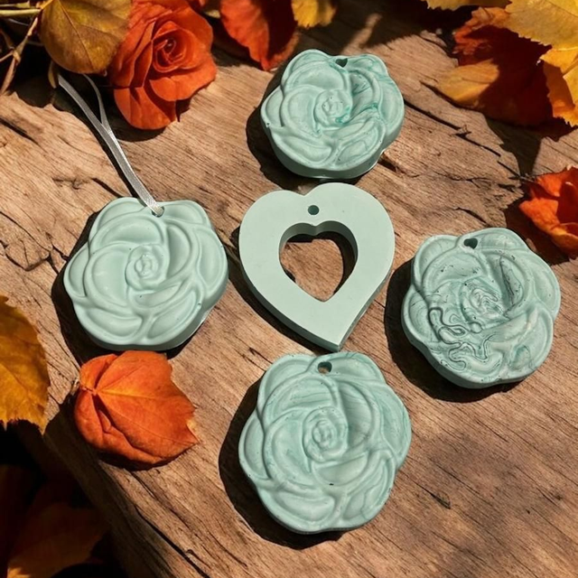 Suspension à Parfumer – Vert 🌿 artisanale en Jesmonite, à associer avec nos fondants parfumés Epoxy Kawaii. Offre 3 pour 10 € - Fait main en France.