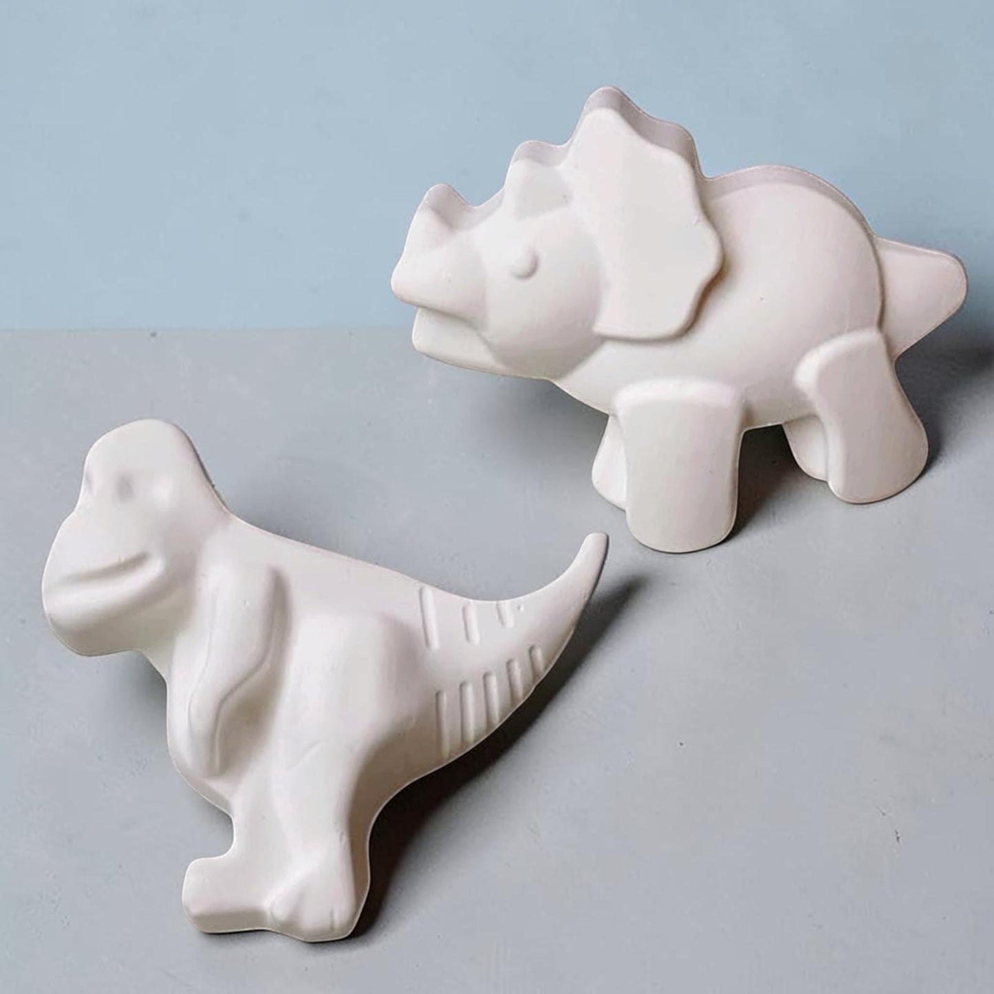 Figurines Triceratops et veloceraptor kawaii à peindre activité créative dinosaure