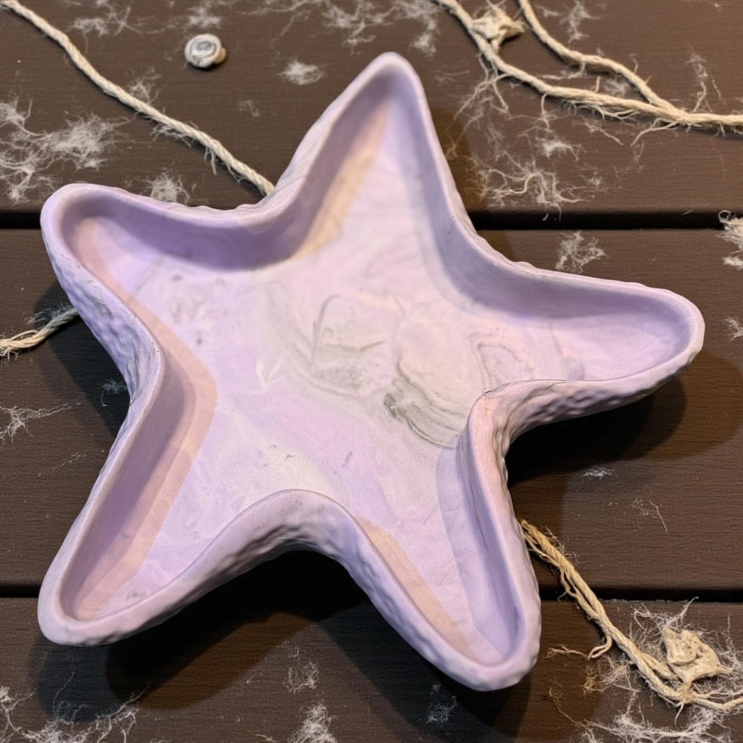 Vide-poche artisanal en Jesmonite violet pastel marbré. Élégant, apaisant et fait main. Idéal pour une déco douce et raffinée – Epoxy Kawaii.