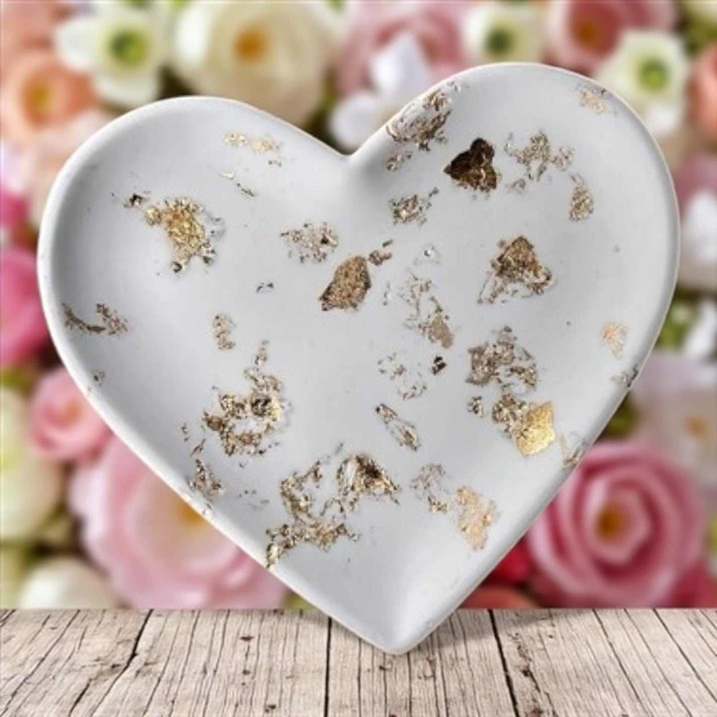Vide-poche cœur en Jesmonite blanc avec feuilles dorées ✨. Création artisanale Epoxy Kawaii – chic, raffinée et 100 % faite main en France.