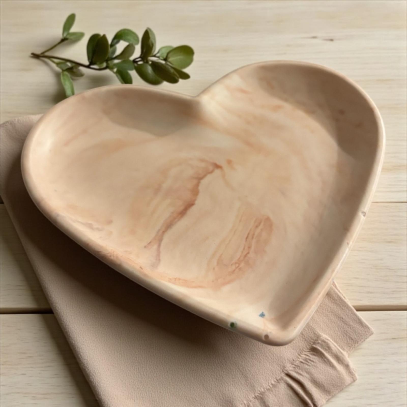 Vide-poche cœur en Jesmonite 🤎 effet bois, tons marron et beige. Création artisanale signée Epoxy Kawaii – naturelle, chic et 100 % faite main en France.