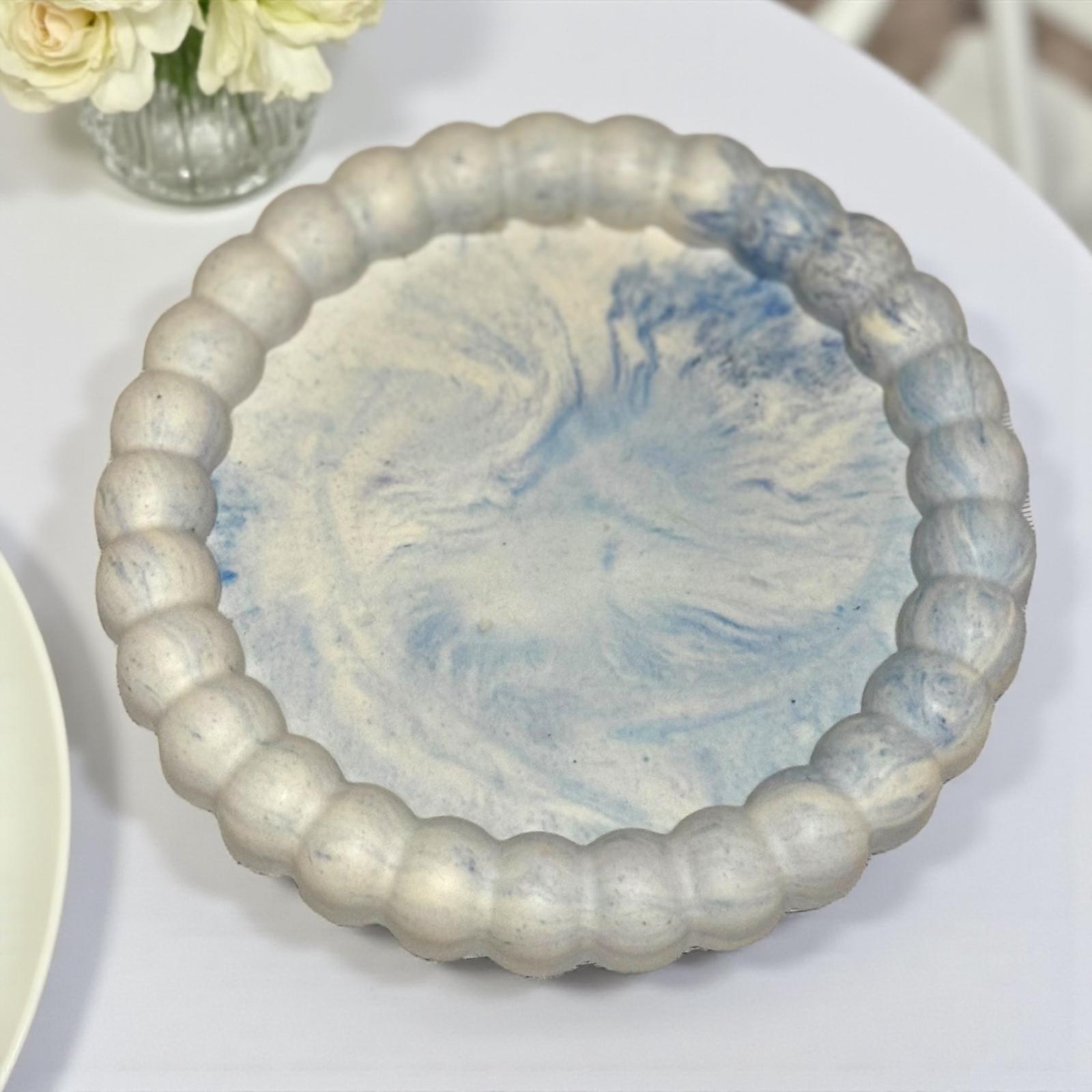 Vide-poche marguerite bleu marbré clair en Jesmonite, fait main en France. Pièce unique au style apaisant et naturel, parfaite pour une déco zen, artisanale et raffinée 🌿
