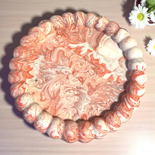 Vide-poche marguerite marbré rouge, marron et blanc en Jesmonite. Fait main en France, pièce unique et écoresponsable au style chaleureux et artisanal 🌿