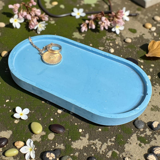 Vide-poche ovale bleu pastel en Jesmonite, fait main en France. Finition mate & lisse, style zen et kawaii. Personnalisable avec feuilles d’or ou paillettes.
