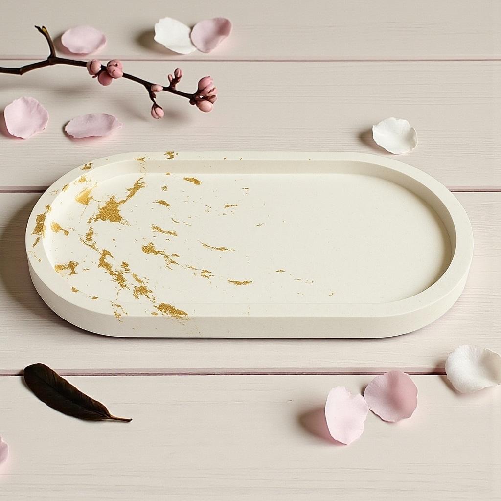 Vide-poche ovale en Jesmonite blanche avec feuille d’or. Fait main en France, pièce artisanale chic et élégante, idéale pour une déco raffinée ou un cadeau unique 🤍