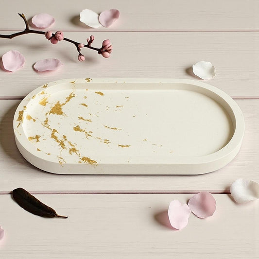 Vide-poche ovale en Jesmonite blanche avec feuille d’or. Fait main en France, pièce artisanale chic et élégante, idéale pour une déco raffinée ou un cadeau unique 🤍