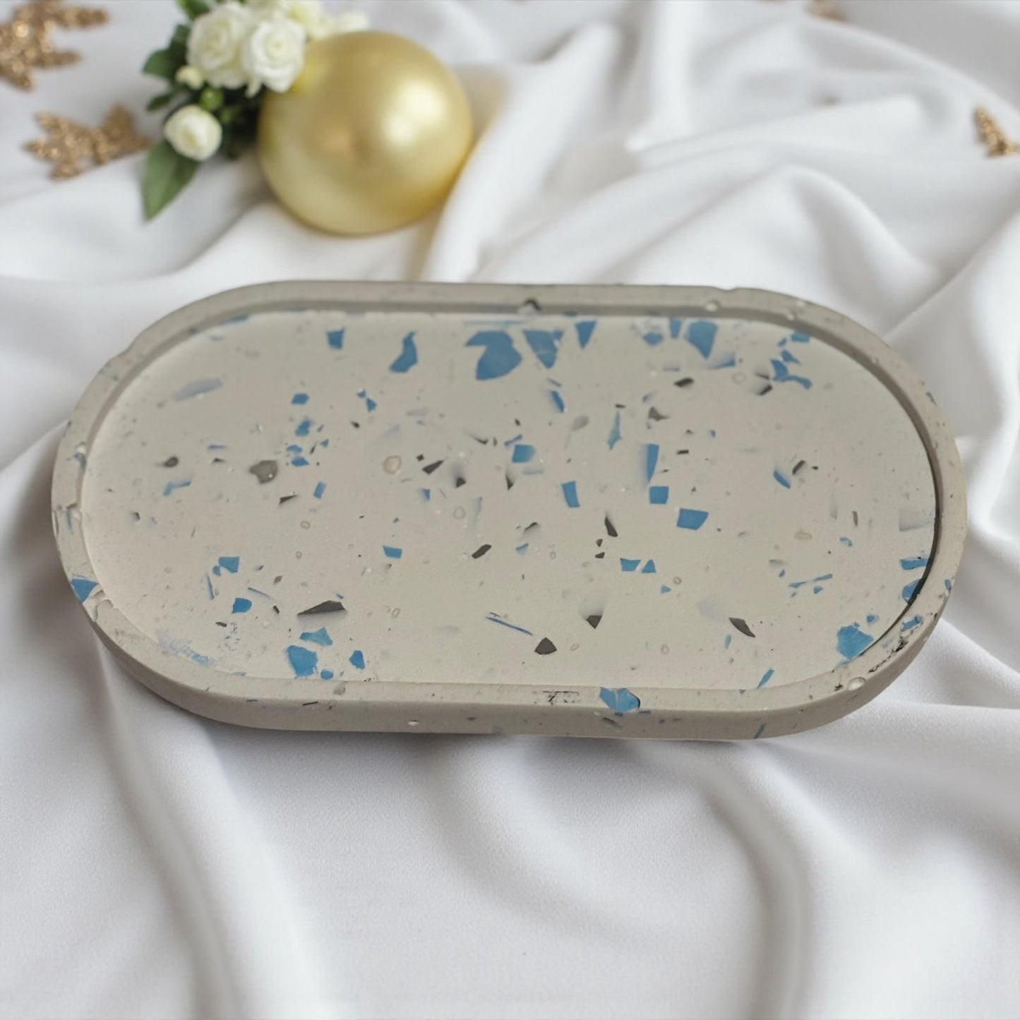 Vide-poche terrazzo blanc avec éclats bleus et gris, fait main en Jesmonite. Déco moderne et zen, écoresponsable et personnalisable – Epoxy Kawaii 💙