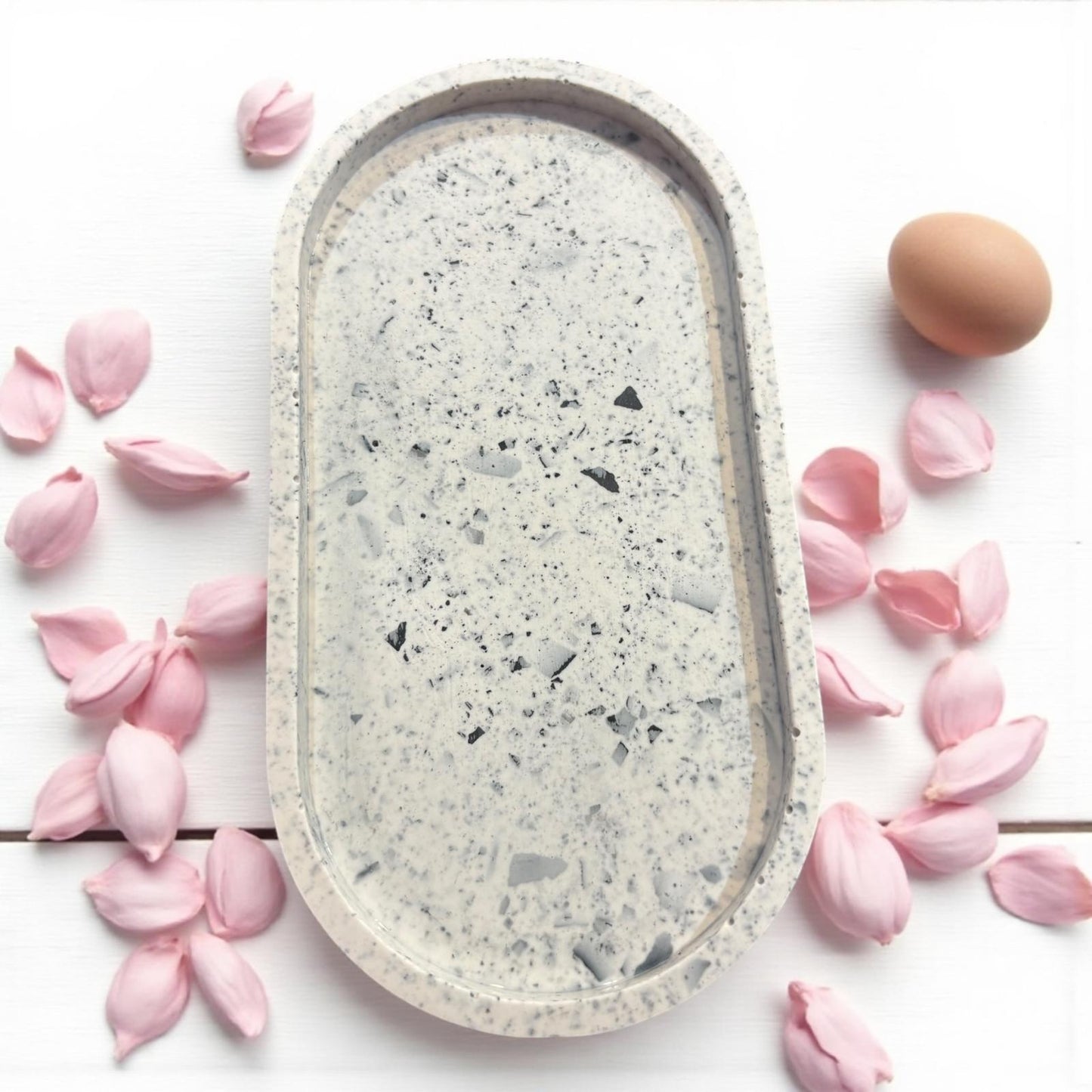 Vide-poche terrazzo blanc et noir en Jesmonite, fait main en France. Déco chic, écoresponsable et unique. Personnalise-le avec feuilles d’or ou paillettes !