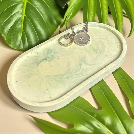Vide-poche vert marbré clair en Jesmonite fait main. Déco zen & naturelle, unique et écoresponsable. Personnalise-le avec feuilles d’or ou paillettes !
