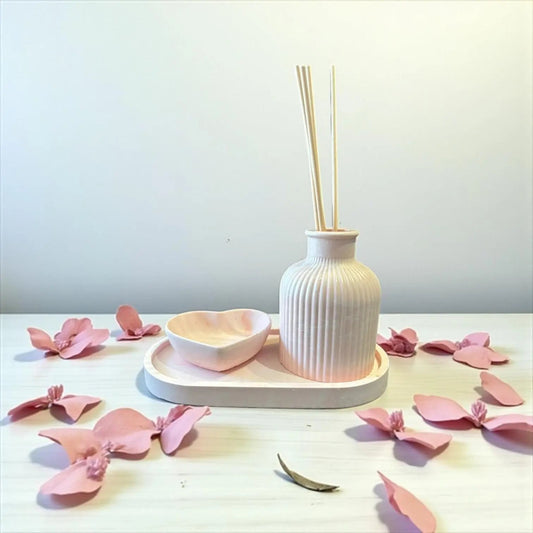 Diffuseur à parfum en Jesmonite rose pastel avec vide-poche et petit cœur assorti. Fait main en France. Design doux et élégant. Ajoute un parfum d’ambiance Les Bougies de Madley pour un coffret complet prêt à l’emploi.