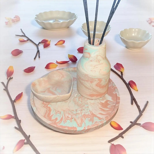 Ensemble artisanal en Jesmonite marbré vert, marron et beige avec diffuseur à parfum, plateau rond et petit cœur vide-poche. Fait main en France, personnalisable.