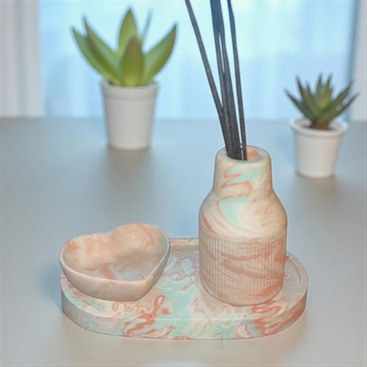 Ensemble artisanal en Jesmonite marbré vert, marron et beige avec diffuseur à parfum, vide-poche et petit cœur décoratif. Fait main en France, personnalisable.