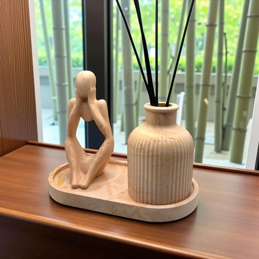 ensemble artisanal en Jesmonite orange et beige marbré avec diffuseur à parfum, vide-poche et figurine de couple. Personnalisable sur Epoxy Kawaii.