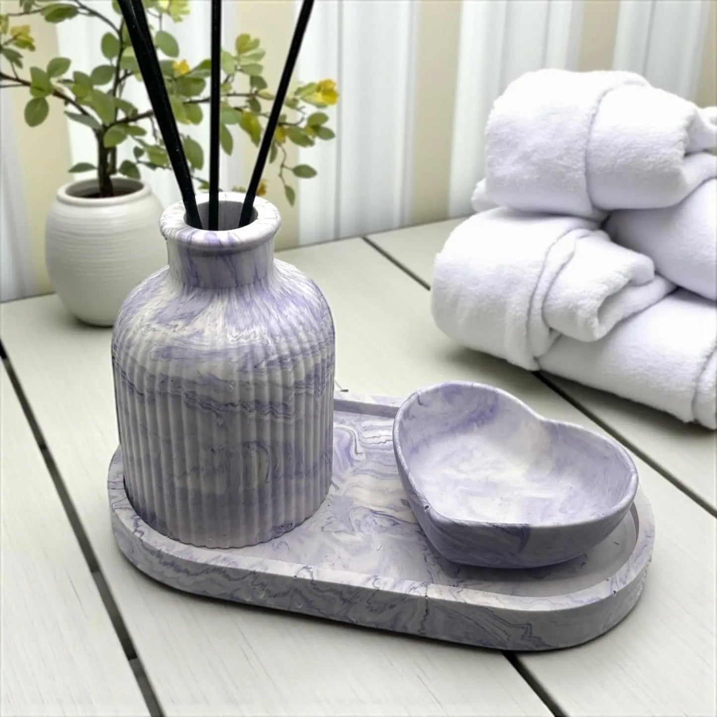 Coffret diffuseur en Jesmonite marbré violet & blanc avec vide-poche et petit cœur. Fait main en France. Personnalisable. Ajoute un parfum d’ambiance pour un diffuseur prêt à l’emploi.