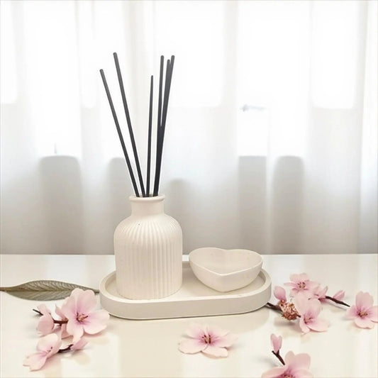 Coffret diffuseur à parfum en Jesmonite blanche avec plateau et cœur vide-poche. Fait main en France. Option parfum d’ambiance Les Bougies de Madley.