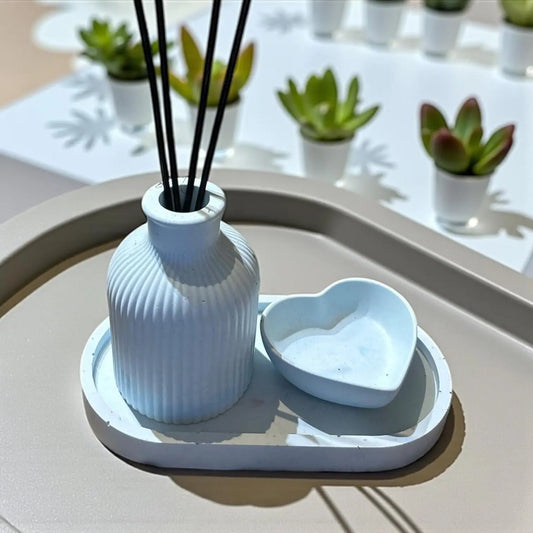 Coffret diffuseur à parfum en Jesmonite bleu pastel avec plateau et cœur vide-poche assorti. Fait main en France. Option parfum d’ambiance Les Bougies de Madley.