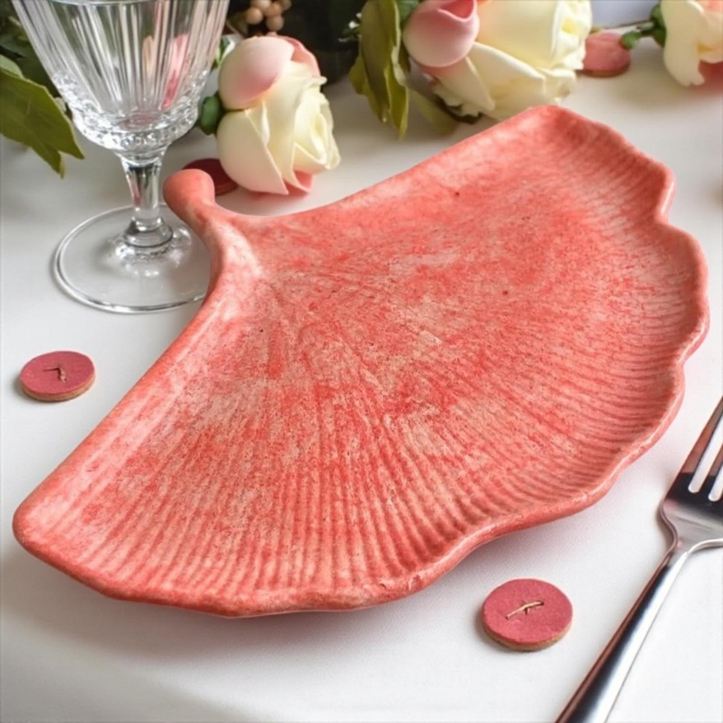 Vide-poche artisanal en Jesmonite ❤️ Feuille de ginkgo rouge clair. Fait main en France – déco romantique et artisanale signée Epoxy Kawaii.