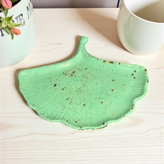 Vide-poche artisanal en Jesmonite 🍃 Feuille de ginkgo vert pastel et paillettes dorées. Fait main en France – déco zen, naturelle et lumineuse signée Epoxy Kawaii.
