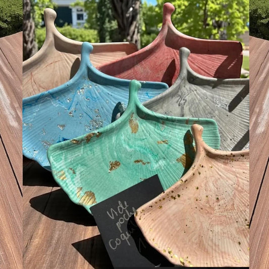 Personnalise ta feuille de ginkgo 🌿 Vide-poche en Jesmonite fait main. Choisis ta couleur, ton effet (feuille d’or, marbré, paillettes) et crée ta pièce unique Epoxy Kawaii.