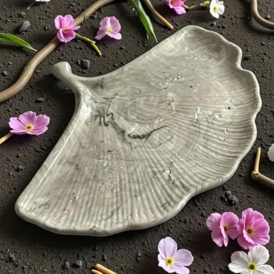 Vide-poche artisanal en Jesmonite ⚫ Feuille de ginkgo gris marbré. Fait main en France – déco minérale et moderne signée Epoxy Kawaii. Élégance naturelle et finition unique.