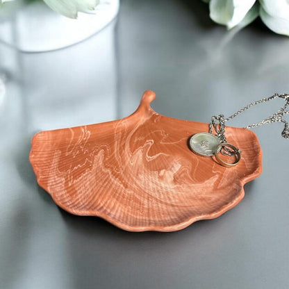 Vide-poche artisanal en Jesmonite 🍂 Feuille de ginkgo marron marbrée. Fait main en France – esprit automnal chic signé Epoxy Kawaii.