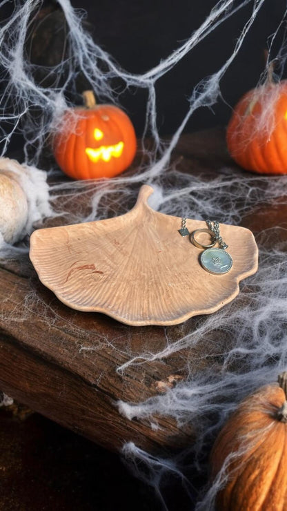 Vide-poche artisanal en Jesmonite 🍁 Feuille de ginkgo marbrée beige et marron. Fait main en France – déco naturelle et automnale signée Epoxy Kawaii.