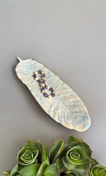 Vide-poche plume bleu et blanc clair ❄️ en Jesmonite naturelle, orné de feuille d’argent. Une création artisanale Epoxy Kawaii chic, raffinée et faite main en France.