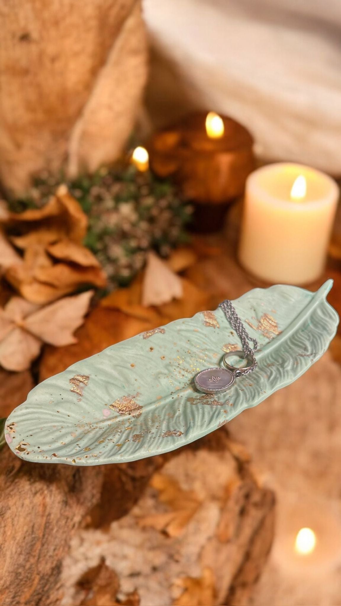 💚 Vide-Poche Plume Vert d’Eau & Feuille Dorée – Création artisanale en Jesmonite Epoxy Kawaii