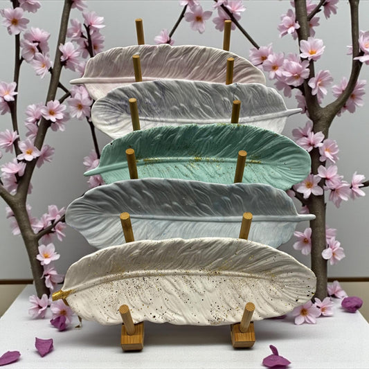 Personnalisez votre vide-poche plume 🌸 Couleur, marbré et finitions au choix. Une création artisanale Epoxy Kawaii en Jesmonite naturelle, élégante et 100 % faite main en France.