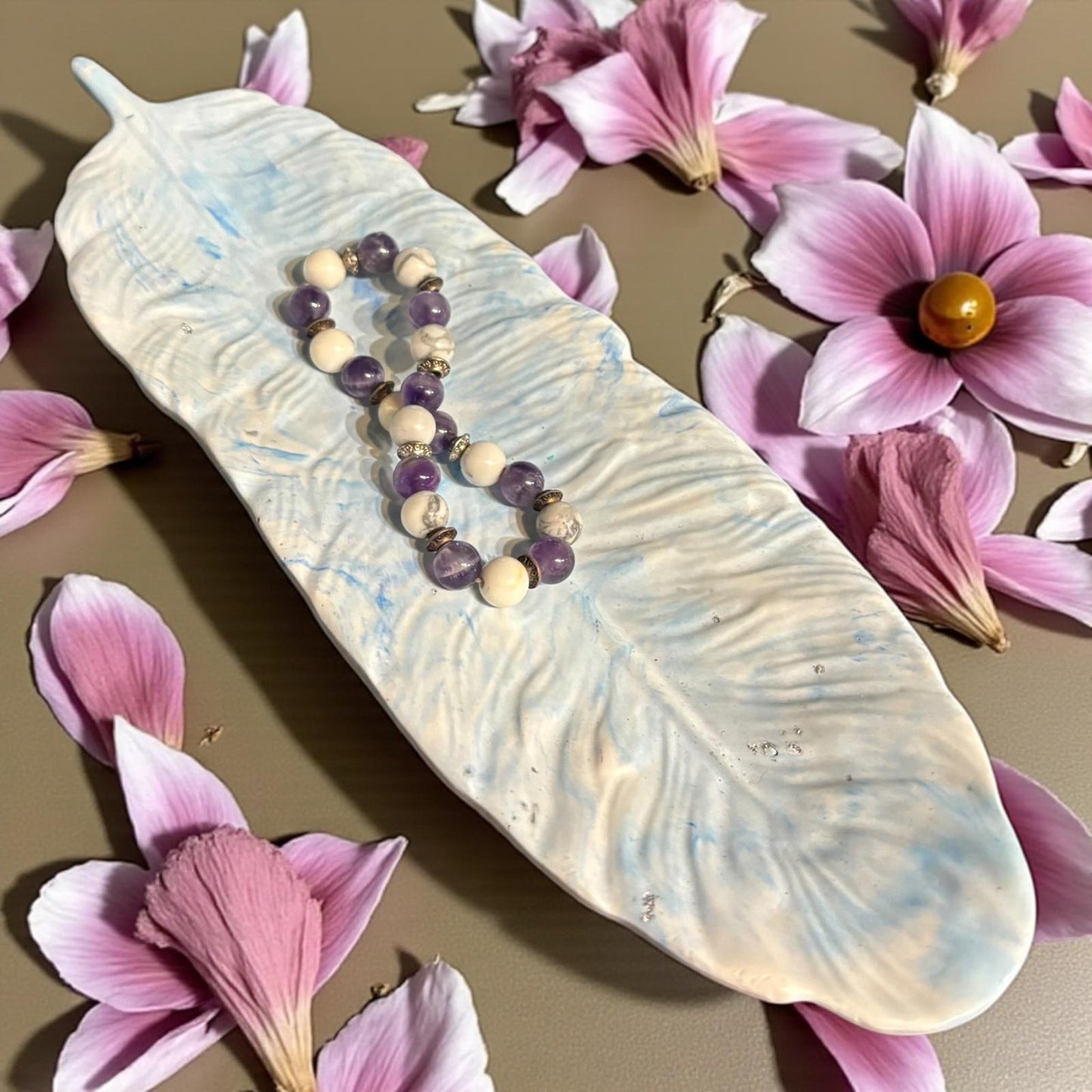 Vide-poche plume bleu et blanc clair ❄️ en Jesmonite naturelle, orné de feuille d’argent. Une création artisanale Epoxy Kawaii chic, raffinée et faite main en France.
