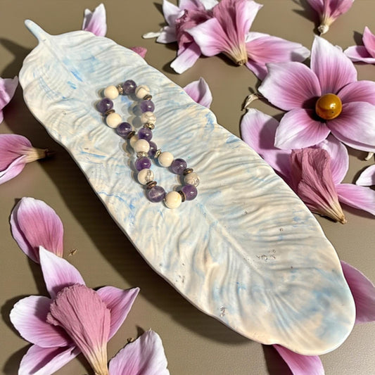 Vide-poche plume bleu et blanc clair ❄️ en Jesmonite naturelle, orné de feuille d’argent. Une création artisanale Epoxy Kawaii chic, raffinée et faite main en France.