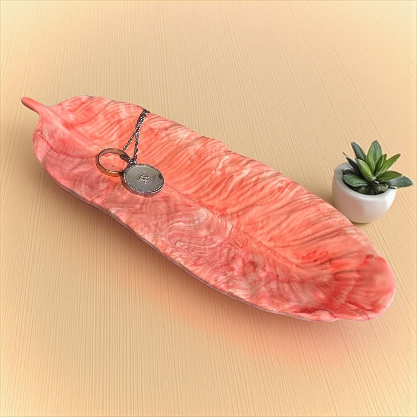 ❤️ Vide-Poche Plume Rouge Clair – Fait main en Jesmonite Epoxy Kawaii
