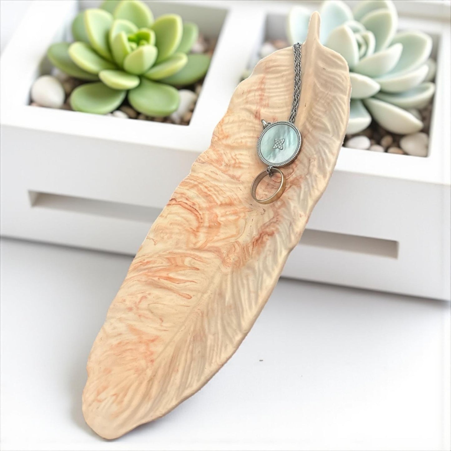 🤎 Vide-Poche Plume Marbré Marron Clair – Création artisanale en Jesmonite Epoxy Kawaii