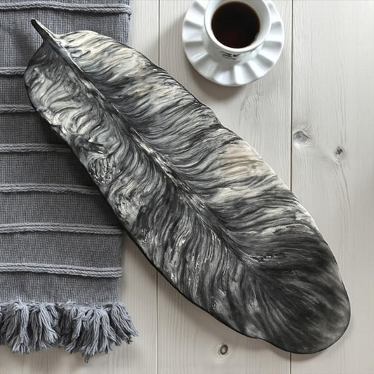 Vide-poche plume marbré noir, gris & blanc ⚫ en Jesmonite naturelle. Une création artisanale Epoxy Kawaii au design moderne, chic et 100 % fait main en France.