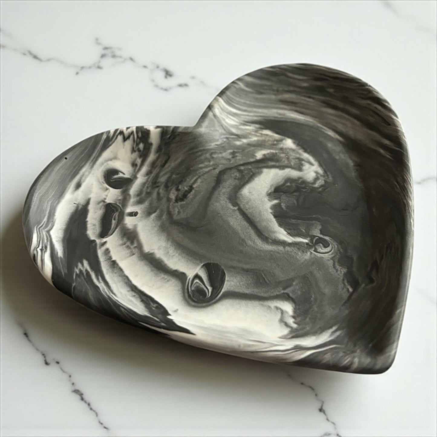 Vide-poche cœur en Jesmonite 🖤 marbré noir, gris et blanc. Création artisanale Epoxy Kawaii – design chic, durable et 100 % fait main en France.