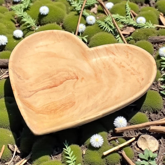 Vide-poche cœur en Jesmonite 🤎 effet bois, tons marron et beige. Création artisanale signée Epoxy Kawaii – naturelle, chic et 100 % faite main en France.