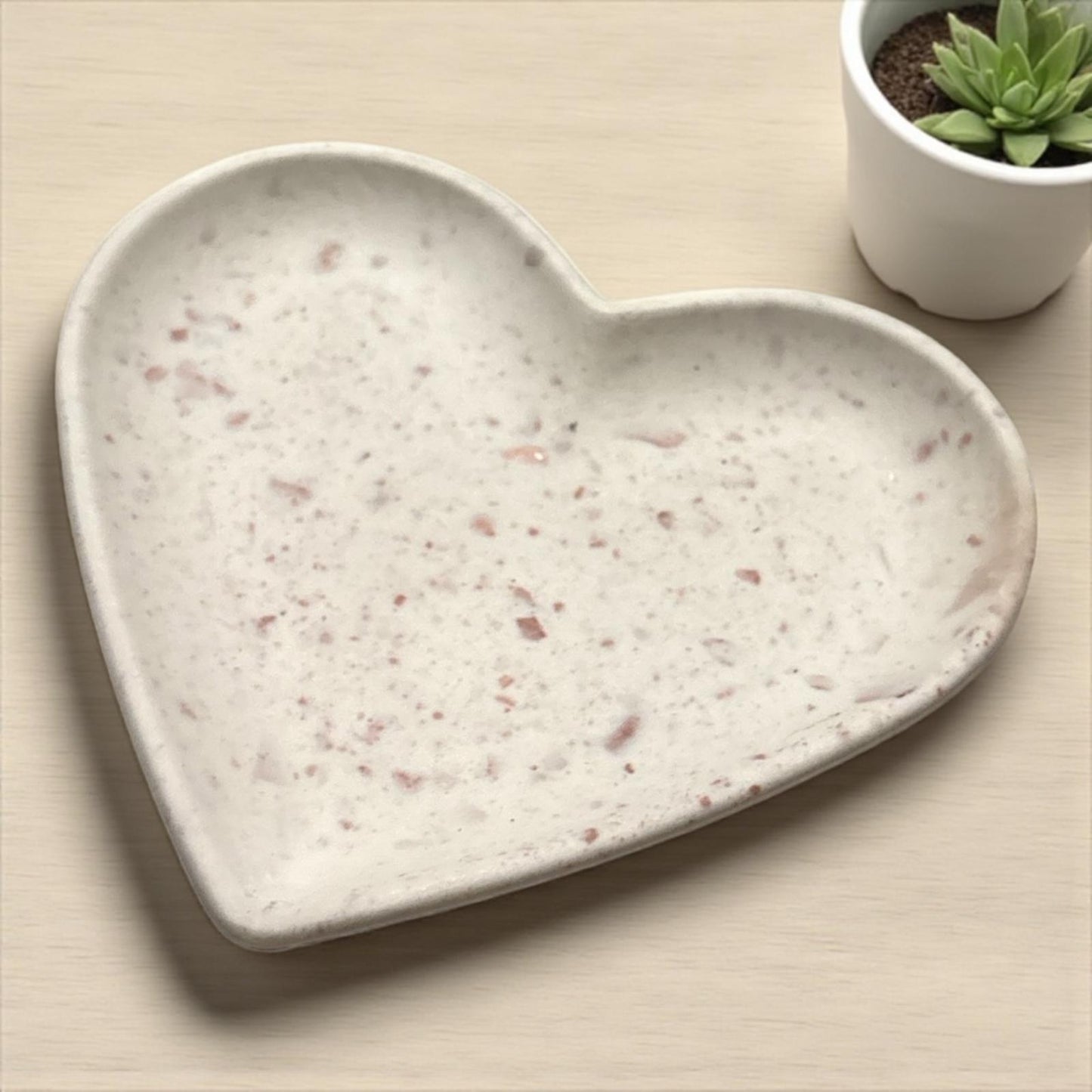 ❤️ Vide-Poche en Forme de Cœur en Jesmonite – Terrazzo Beige & Marron Epoxy Kawaii