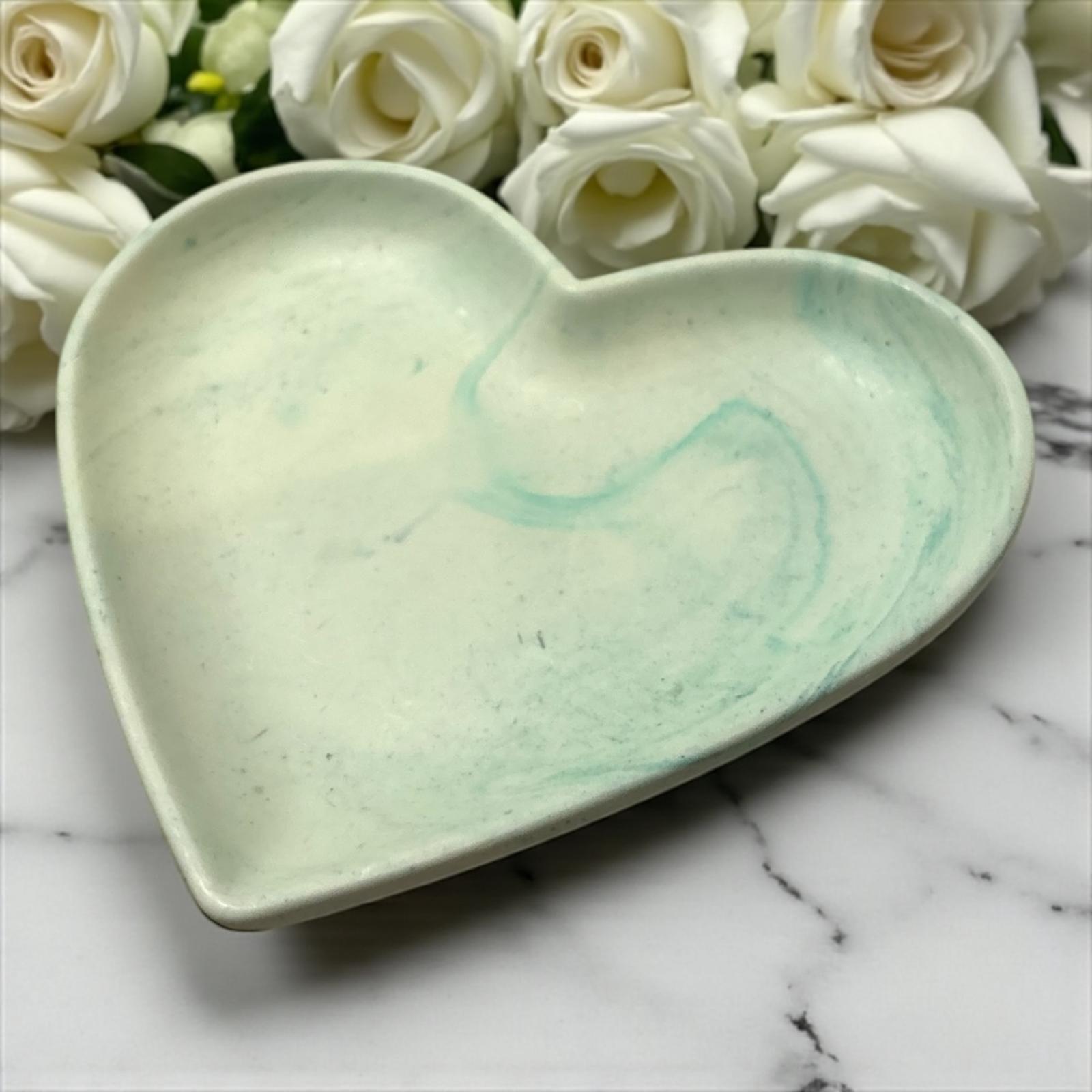 Vide-poche cœur en Jesmonite 🌿 marbré vert eau et blanc. Création artisanale signée Epoxy Kawaii – douce, naturelle et 100 % faite main en France.