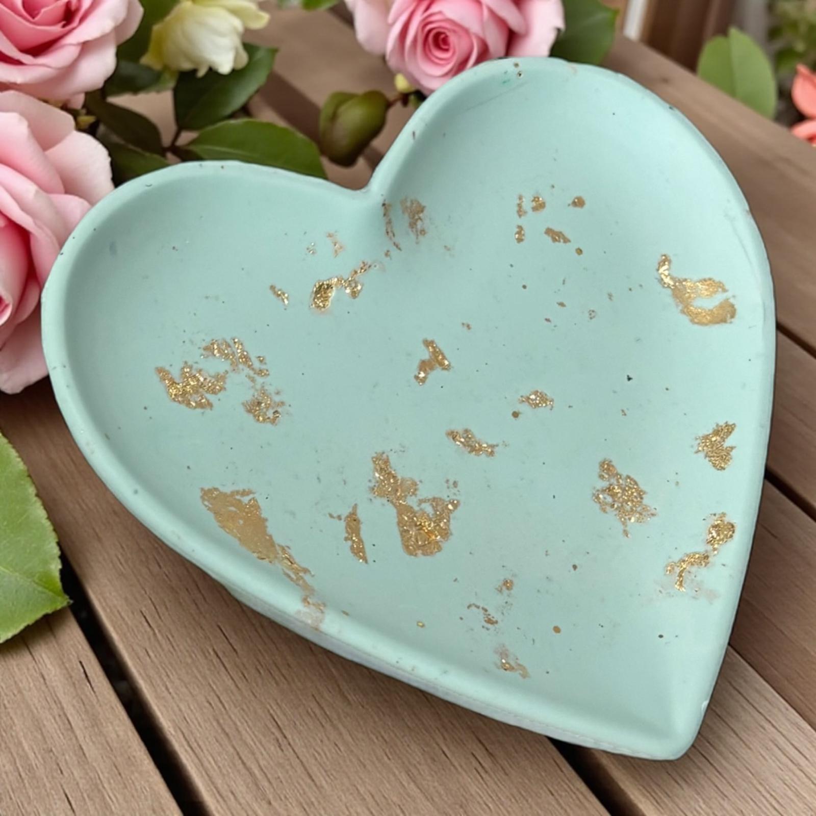 Vide-poche en forme de cœur en Jesmonite 💚 vert eau avec feuilles dorées. Création artisanale signée Epoxy Kawaii, douce, élégante et faite main en France.