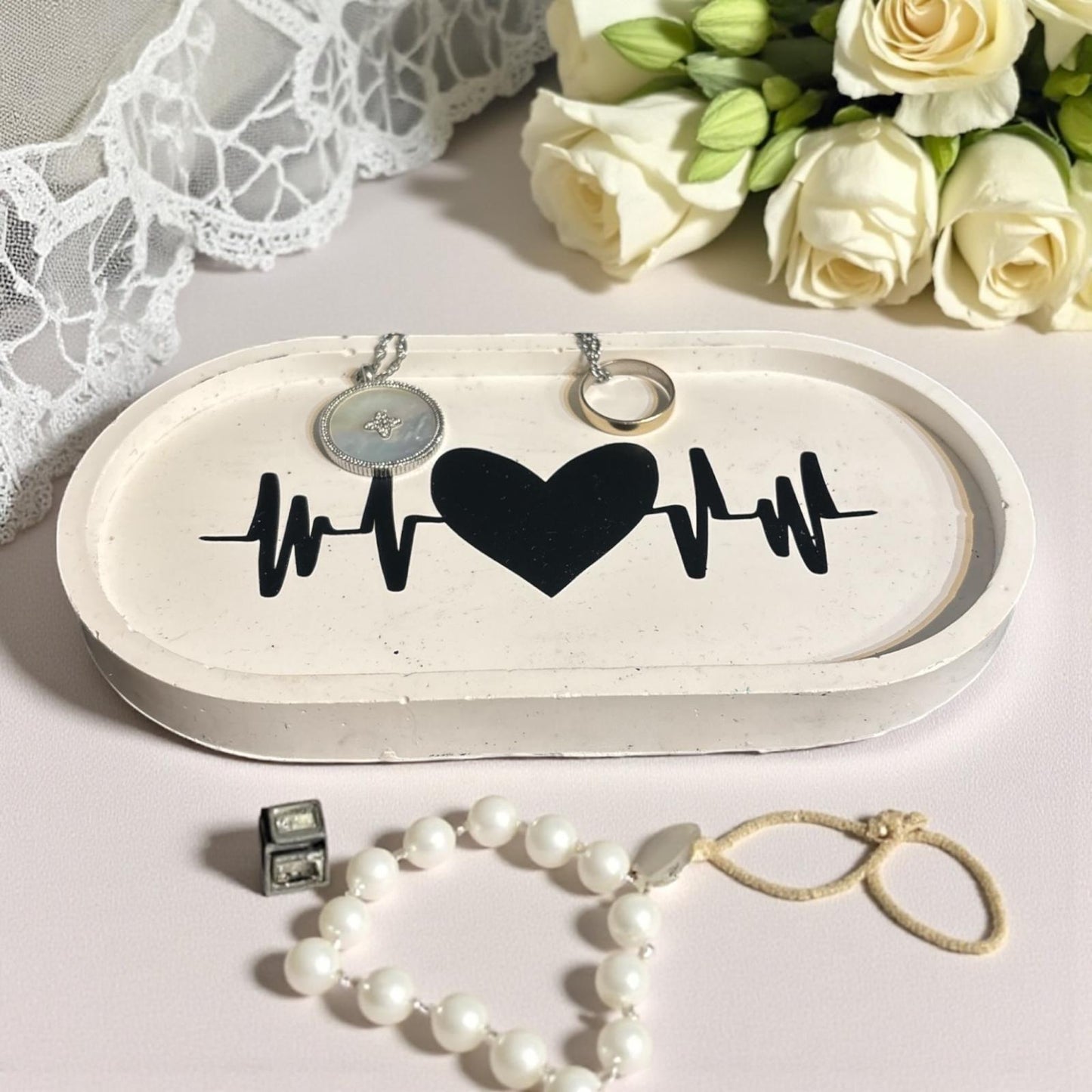 🖤 Vide-Poche en Jesmonite – Blanc avec Décoration Cœur & Battement Noir Epoxy Kawaii