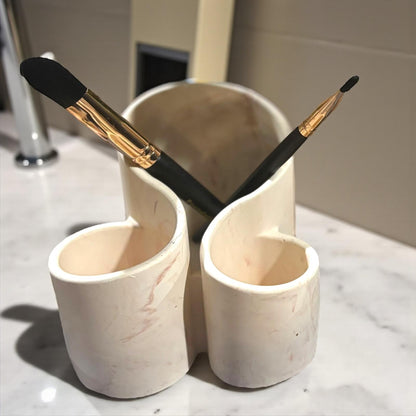 Organisateur fait main en Jesmonite beige marbré de marron. Élégant, durable et chic. Idéal pour le maquillage ou le bureau. Fabrication artisanale française.