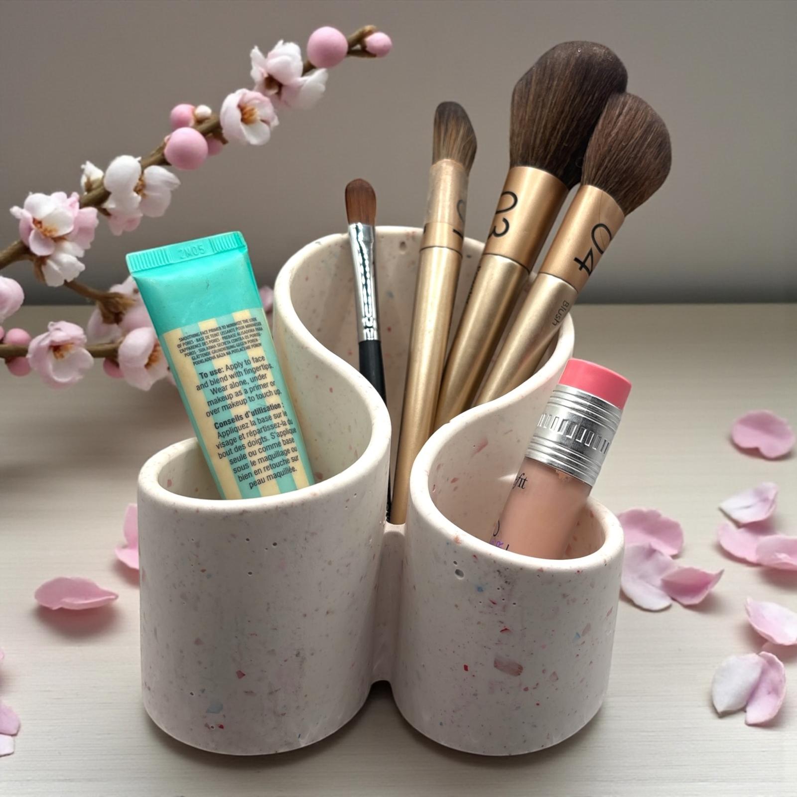 Découvre cet organisateur à maquillage ou à crayons en Jesmonite terrazzo beige et marron. Fait main en France, écoresponsable, chic et kawaii. Idéal pour offrir ou décorer ton espace.