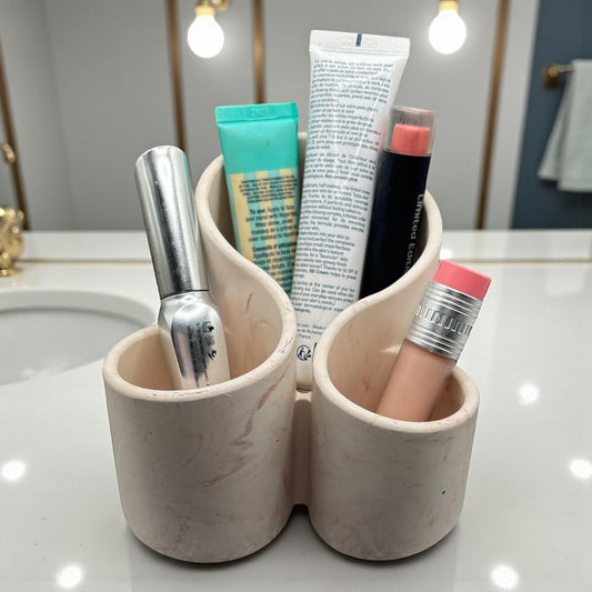 Organisateur fait main en Jesmonite beige marbré de marron. Élégant, durable et chic. Idéal pour le maquillage ou le bureau. Fabrication artisanale française.