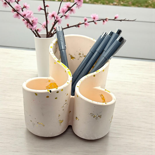 Organisateur en Jesmonite fait main, couleur rose poudré avec paillettes dorées. 13×13,5×11 cm. Chic, kawaii et écoresponsable. Idéal pour coiffeuse ou bureau.