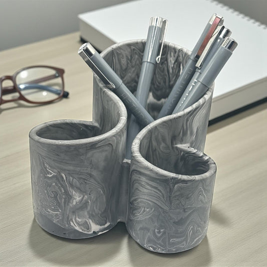 Élégant organisateur à crayons ou pinceaux en Jesmonite noir marbré de blanc et gris. Fait main, chic et écoresponsable. Idéal pour bureau, coiffeuse ou cadeau déco.