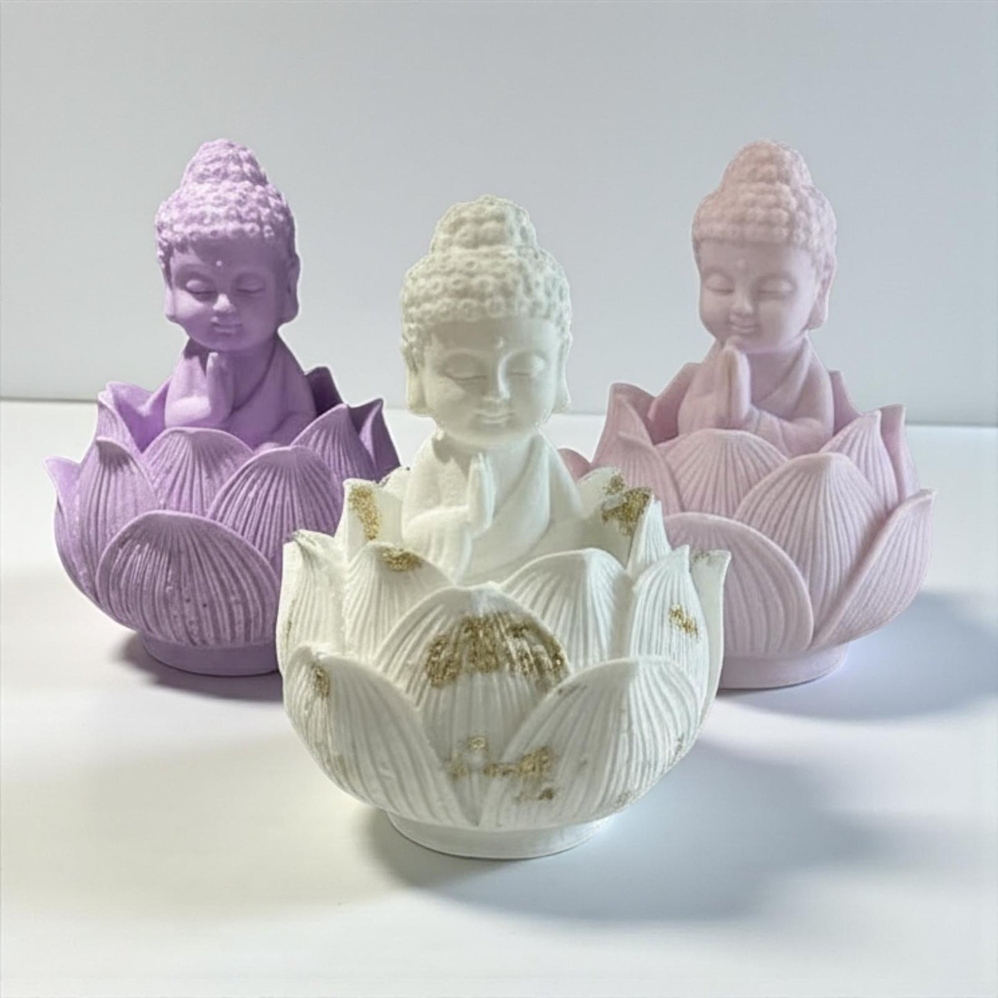 Bouddha Lotus décoratif & diffuseur de parfum en Jesmonite. Fait main en France. Compatible avec nos fondants parfumés liquides. -20 % sur le fondant ajouté !