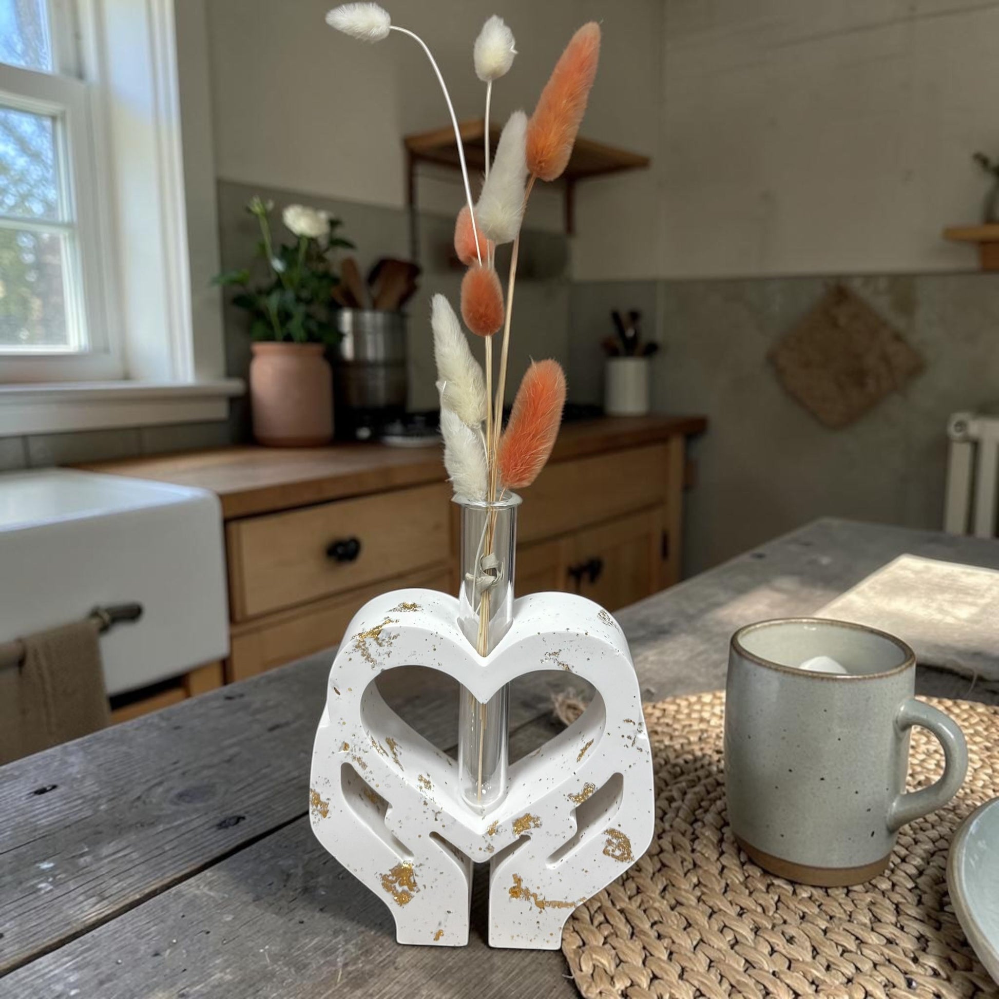 Soliflore mains cœur en jesmonite blanc et doré avec fleurs séchées – décoration artisanale Epoxy Kawaii